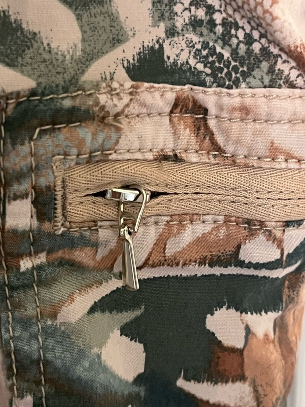 Chico’s Women’s Tropical Print Capri cargo Pants - Beige/Green. Sz 14/16 - Picture 9 of 9